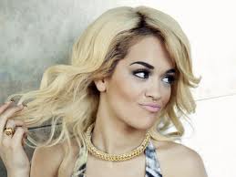 Rita Ora look da capogiro per la nota cantante e attrice di origini albanesi
