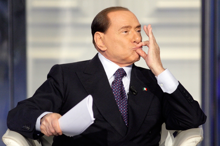 Silvio Berlusconi posta una foto con compagna e figlia e il web si scatena con battute al veleno