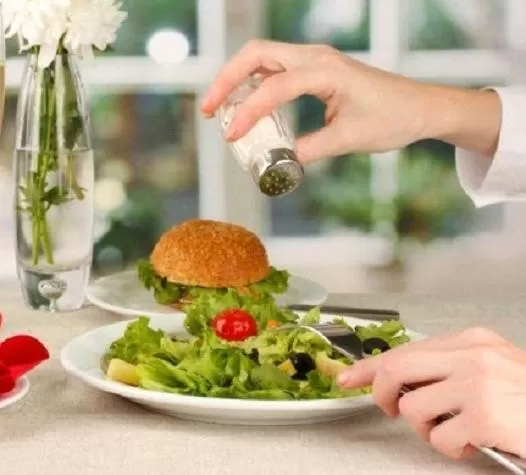 Consumo-eccessivo-di-sale-a-tavola-provoca-la-morte-ogni-anno-di-più-1,5-milioni-persone