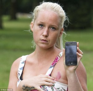 iPhone-giovane-donna-inglese-si-appisola-sul-device-e-si-ustiona-il-seno