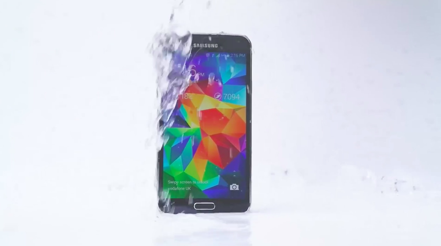 Galaxy-S5-Samsung-partecipa-all-Ice-Bucket-Challenge-con-il-suo-device-di-punta
