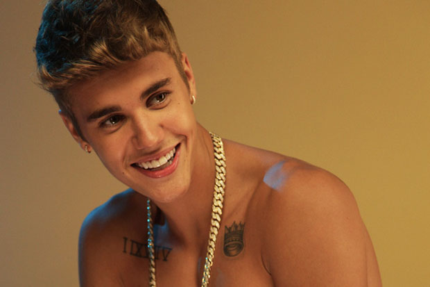Justin-Bieber-cerca-di-impossessarsi-di-uno-smartphone-di-un-fan