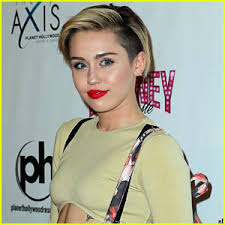 Miley Cyrus nuovo tatuaggio e prossimo duetto con Madonna