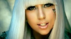 Lady-Gaga-arriva-a-Tokyo-con-una-tuta-che-manda-in-delirio-i-fan
