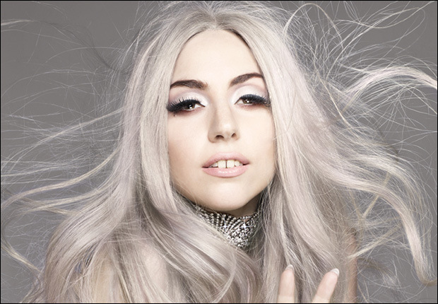 Lady-Gaga-arriva-a-Tokyo-con-una-tuta-che-manda-in-delirio-i-fan