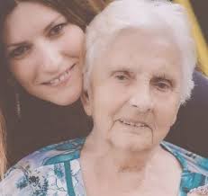 Laura-Pausini-perde-la-nonna-e-condivide-il-suo-dolore-su-facebook