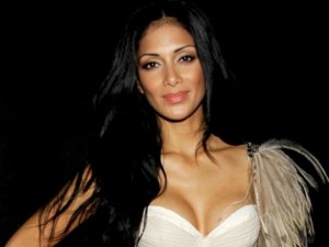 Nicole-Scherzinger-brutto-scherzo-del-vento-a-Londra-le-sbottona-la-camicia