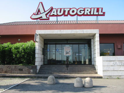 60 enne stanca del marito subito dopo una vacanza lo abbandona in Autogrill, tenetelo voi