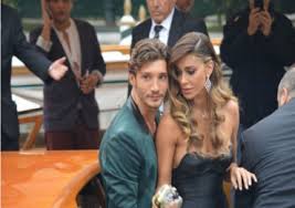 Belen-Rodriguez-sfila-al-festival-di-Venezia-delirio-dei-fan-e-mistero-per-il-tatuaggio