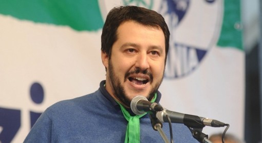 Matteo Salvini attacca Renzi:  “Se mette una sola tassa in più a Roma con i bastoni”