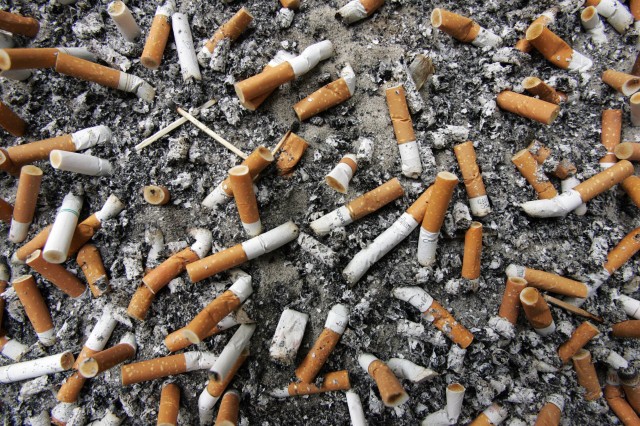 Cicche sigarette e gomme sanzioni salatissime per chi le getta a terra