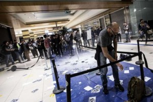 iPhone-6- vanno-a-ruba-ma-piovono-farina-e-uova-all-Apple-store-di-Roma