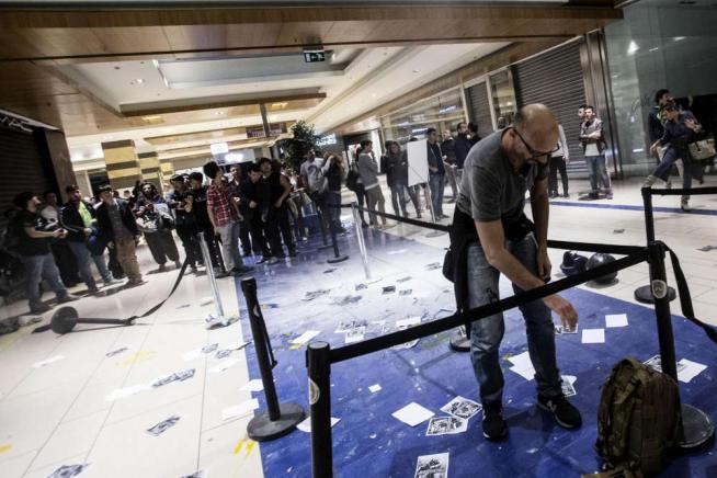 iPhone-6- vanno-a-ruba-ma-piovono-farina-e-uova-all-Apple-store-di-Roma