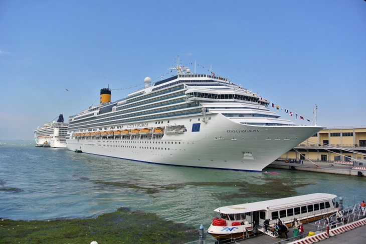 Freschi-sposi-rubano-di-tutto-durante-viaggio-di-nozze-sulla-costa-Fascinosa