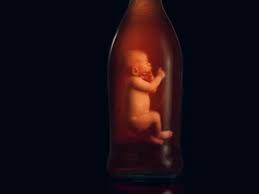 Feto in bottiglia, campagna pubblicitaria shock contro l’alcol in gravidanza