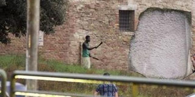 Jesi-choc-africano-armato-di-machete-semina-panico-in-centro-commerciale