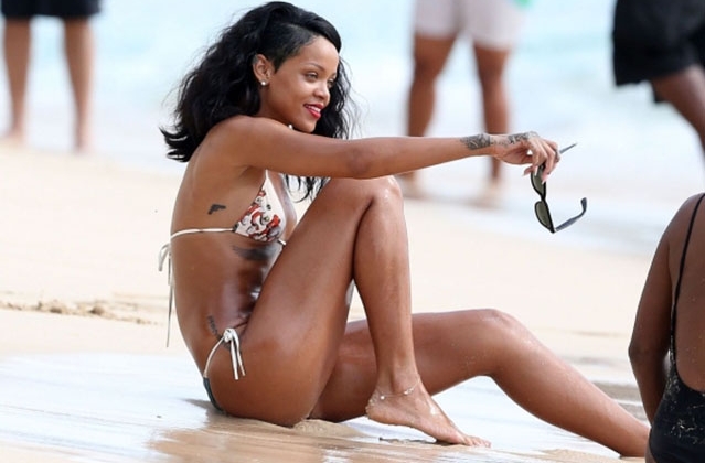 Rihanna postata su Intagram foto con bikini esplosivo , tantissimi like dei fan