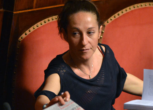Paola-Taverna-chiede-scusa-a-tutti-i-grillini-per-la-stretta-di-mano-a-Verdini-polemiche-su-Facebook