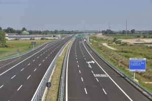 Brebemi-clamorosa-protesta-tre-ragazzi-giocano-a-calcio-sull-autostrada