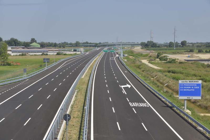 Brebemi-clamorosa-protesta-tre-ragazzi-giocano-a-calcio-sull-autostrada