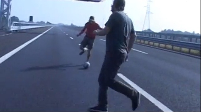 Brebemi, tre ragazzi giocando a calcio protestano per costruzione autostrada fantasma