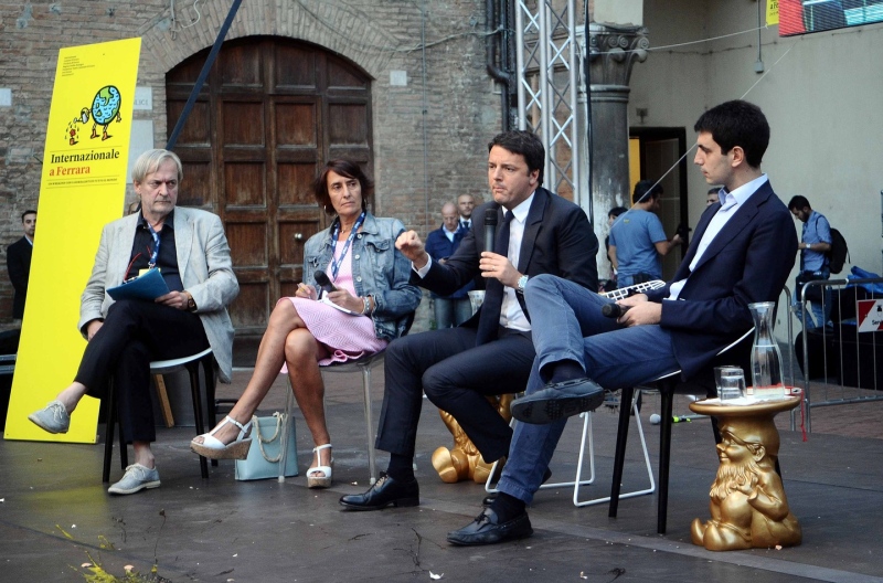 Ferrara-ragazza-lancia-le-uova-a-Renzi-e-poi-si-pente