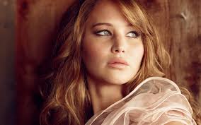 Jennifer Lawrence a Londra scollatura audace e fan in deliro