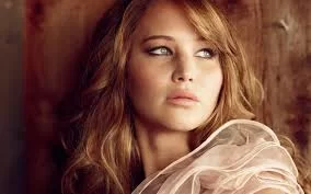 Jennifer-Lawrence-a-Londra-scollatura-audace-e-fan-in-deliro