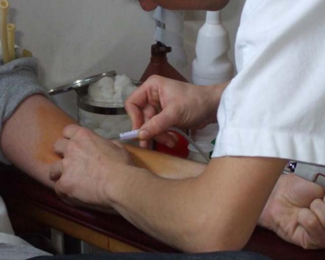 Lecce, medici vietatano donazione sangue a coppia gay