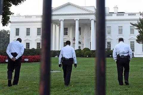 Sicurezza-Casa-Bianca-è-caos-Usa-uomo-armato-in-ascensore-con-Obama