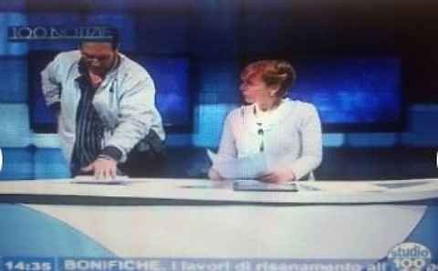 Taranto-video-scioccante-irruzione-uomo-armato-durante-diretta-televisiva