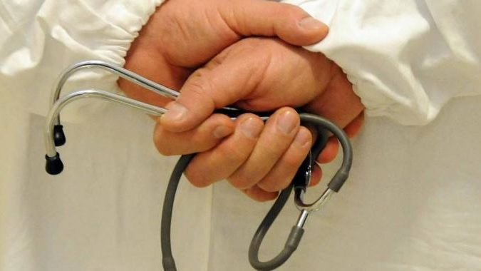 Un medico condannato per non aver visitato un paziente: la sentenza della Corte di Cassazione cambia le regole.