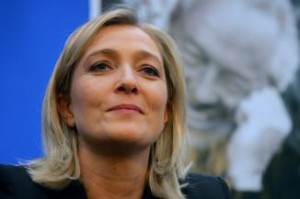 Choc-in-casa-Le-Pen-cane-di-Jean-Marie-sbrana-il-gatto-di-Marine
