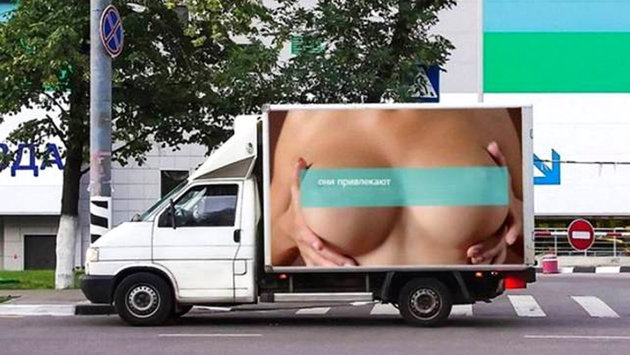 Mosca-incidenti-a-catena-per-camion-con-pubblicità-osé