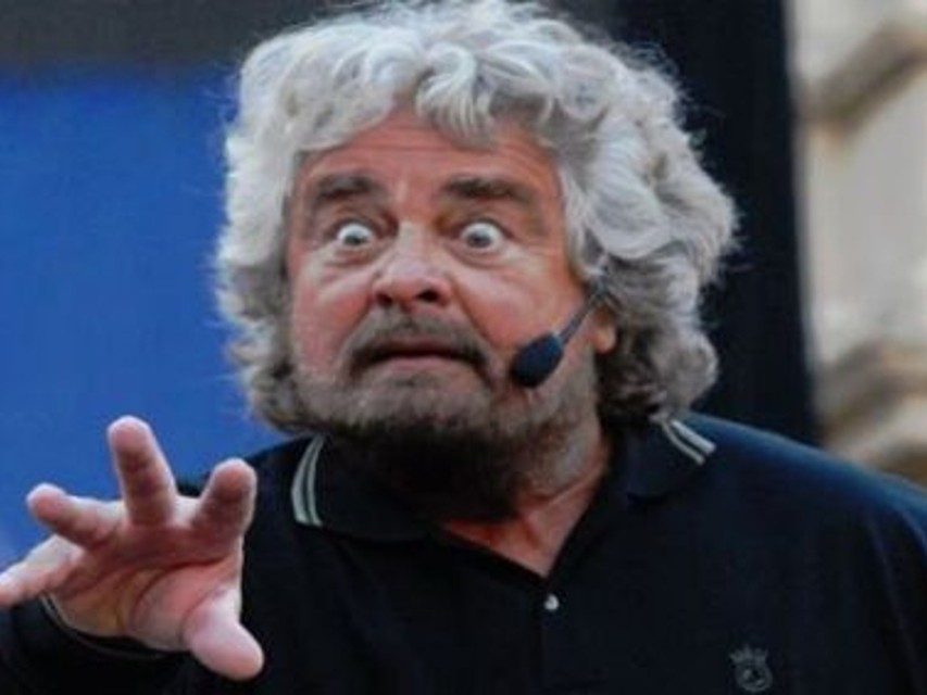 Beppe Grillo non è caduto in disgrazia, ha un reddito di 7500 euro mensili
