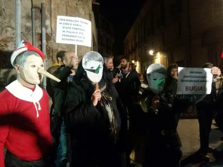 Cosenza-dura-contestazione-al-premier-Matteo-Renzi-tre-poliziotti-feriti