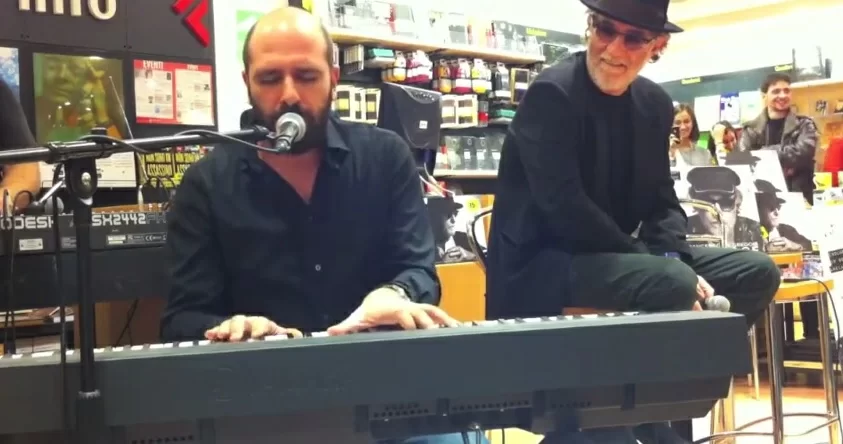 De-Gregori-con-Zalone-alla-Feltrinelli-di-Bari-delirio-de- fan