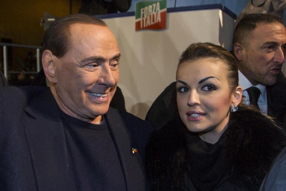 Francesca Pascale, compagna di Silvio Berlusconi accolta in Campania come una vera star