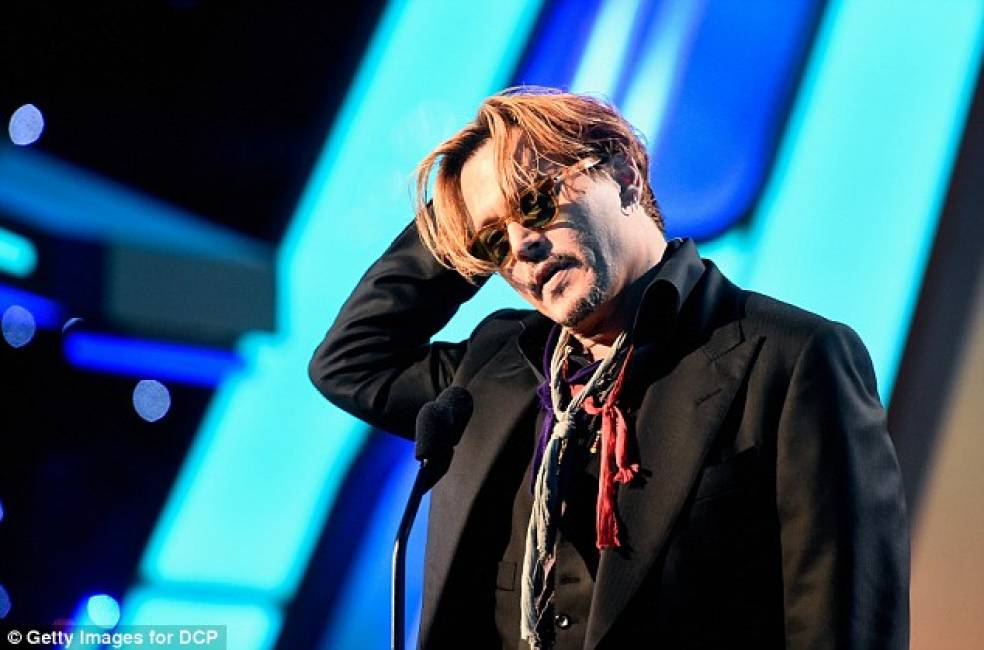 Hollywood Awards, Johnny Depp sale sul palco barcollando perchè ubriaco