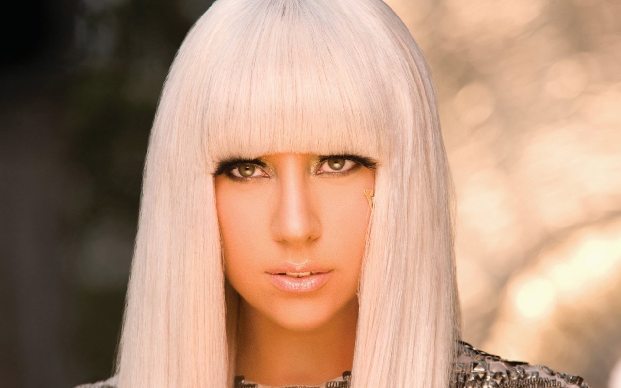 Lady Gaga sexy e stravagante a Milano delirio dei suoi fan