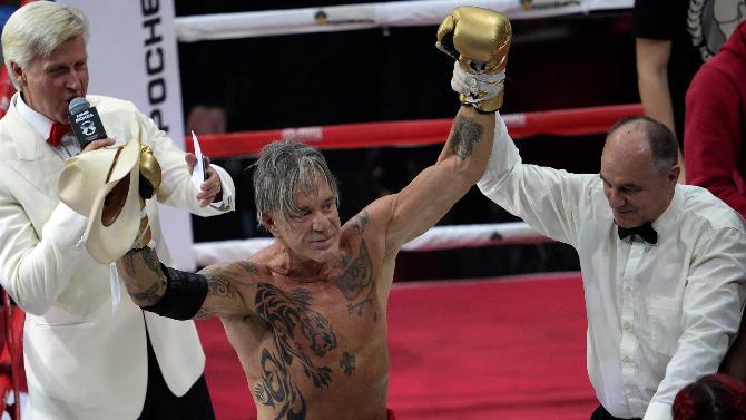 Mickey Rourke torna sul ring e vince contro pugile più giovane di 30 anni