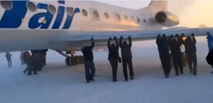 Russia-aereo-congelato-i-passeggeri-decidono-di-spingerlo