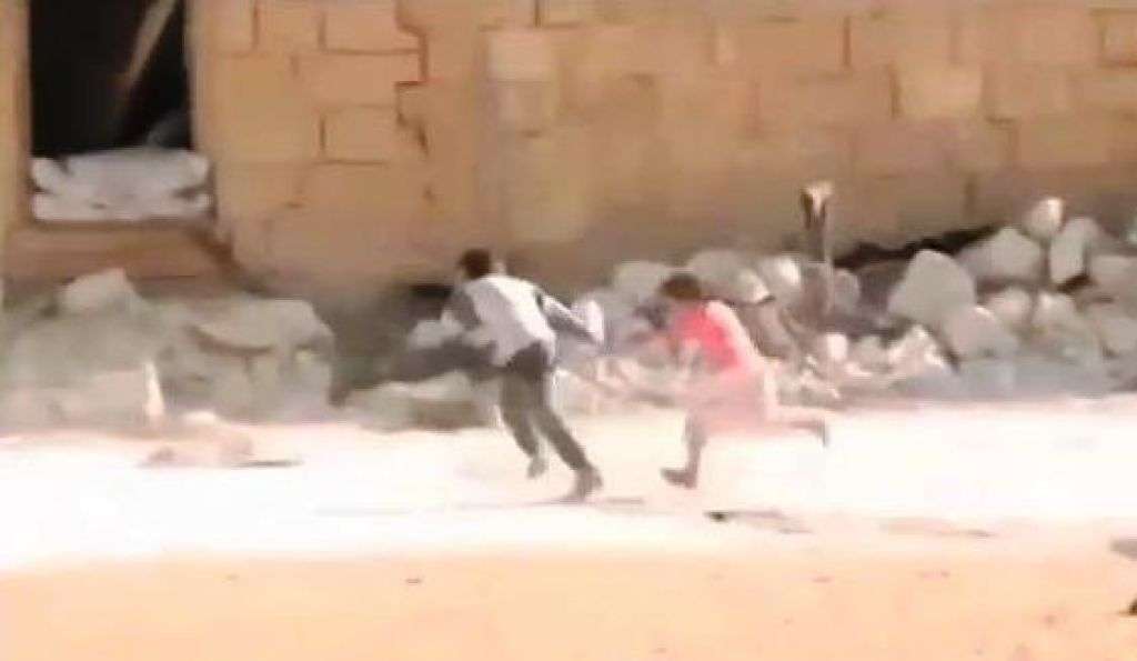 Siria, video del bambino che salva sorella dal fuoco dei cecchini è falso