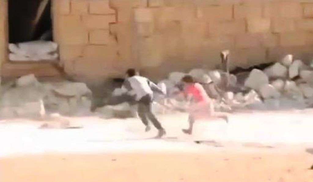 Siria- video-del-bambino-che-salva-sorella-dal-fuoco-dei-cecchini-è-falso