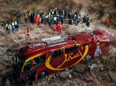 Spagna-terribile-tragedia-autobus-giù-in-un-burrone-morti-14-pellegrini