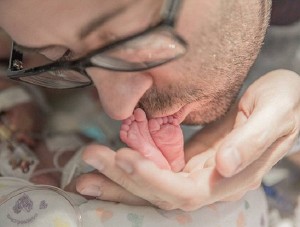 Usa-ninna-nanna-cantata-dal-padre-al-figlio-in-punto-di-morte