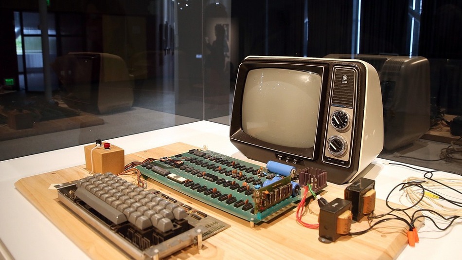 Apple-1, il primo computer assemblato da Jobs venduto all’asta per 365.000 dollari