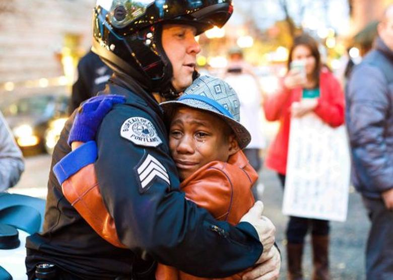 Caso Ferguson, l’abbraccio di un ragazzo ad un poliziotto che commuove il mondo