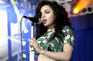 Charli-XCX-aggressiva-e-sensuale-alla-presentazione-dell-album-“Sucker”