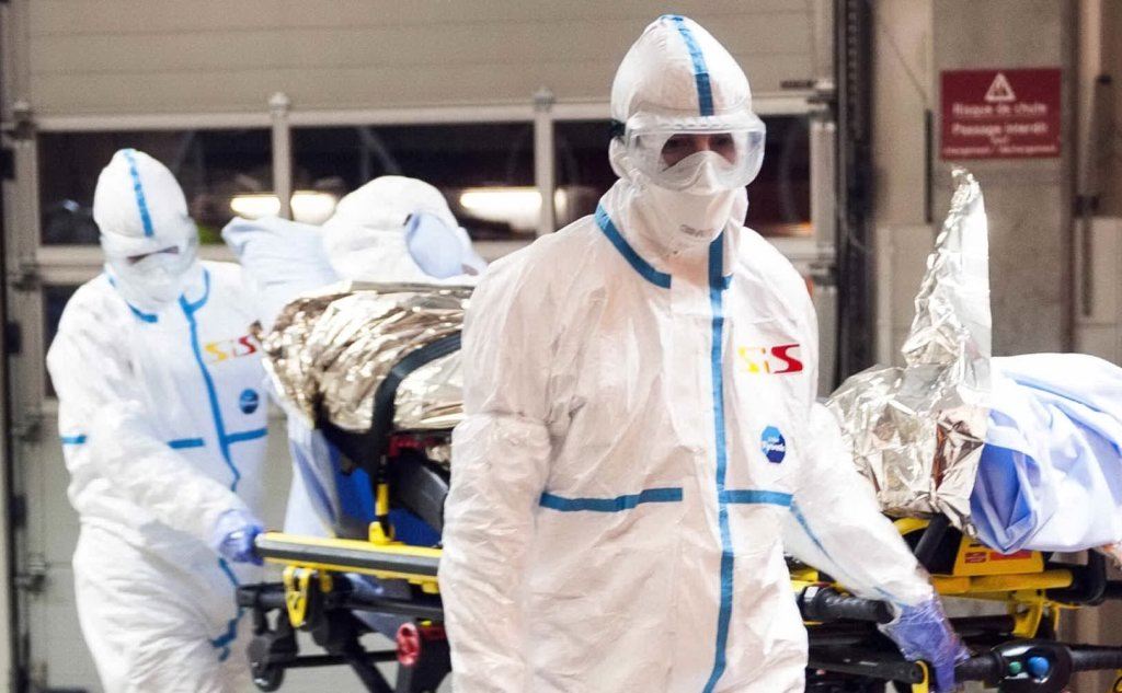 Ebola, medico italiano migliora presto dimesso